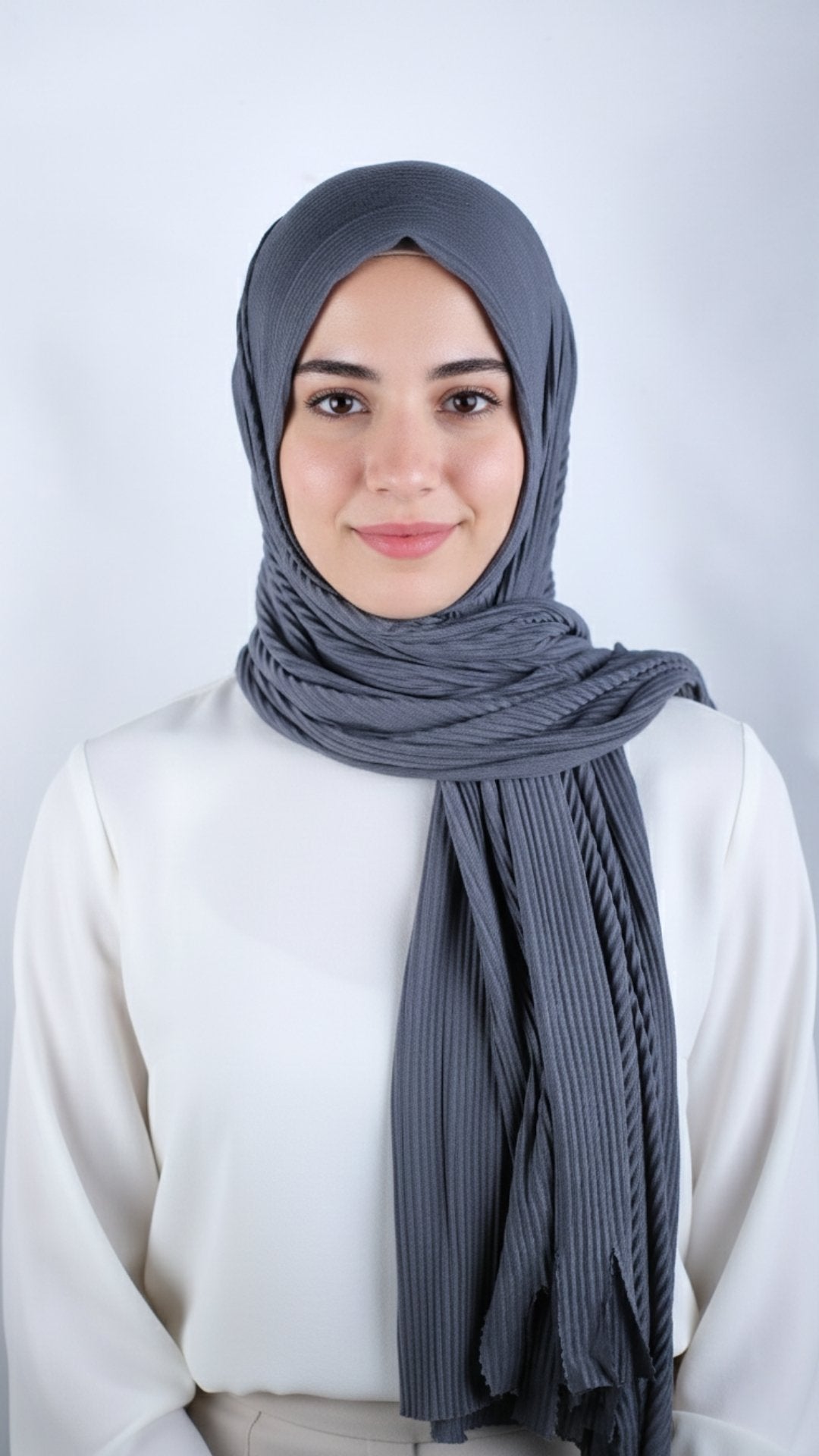 Grauer plissierter Jersey-Schal