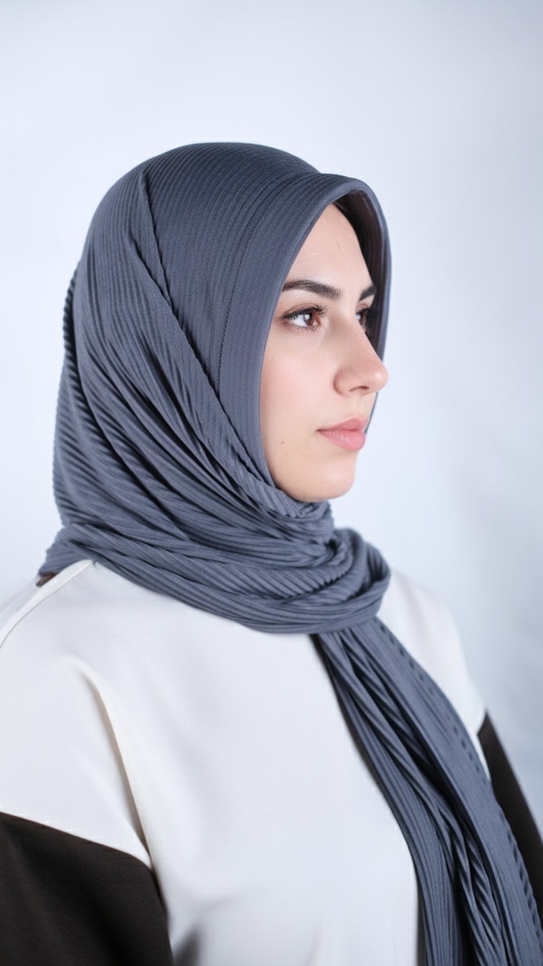 Grauer plissierter Jersey-Schal