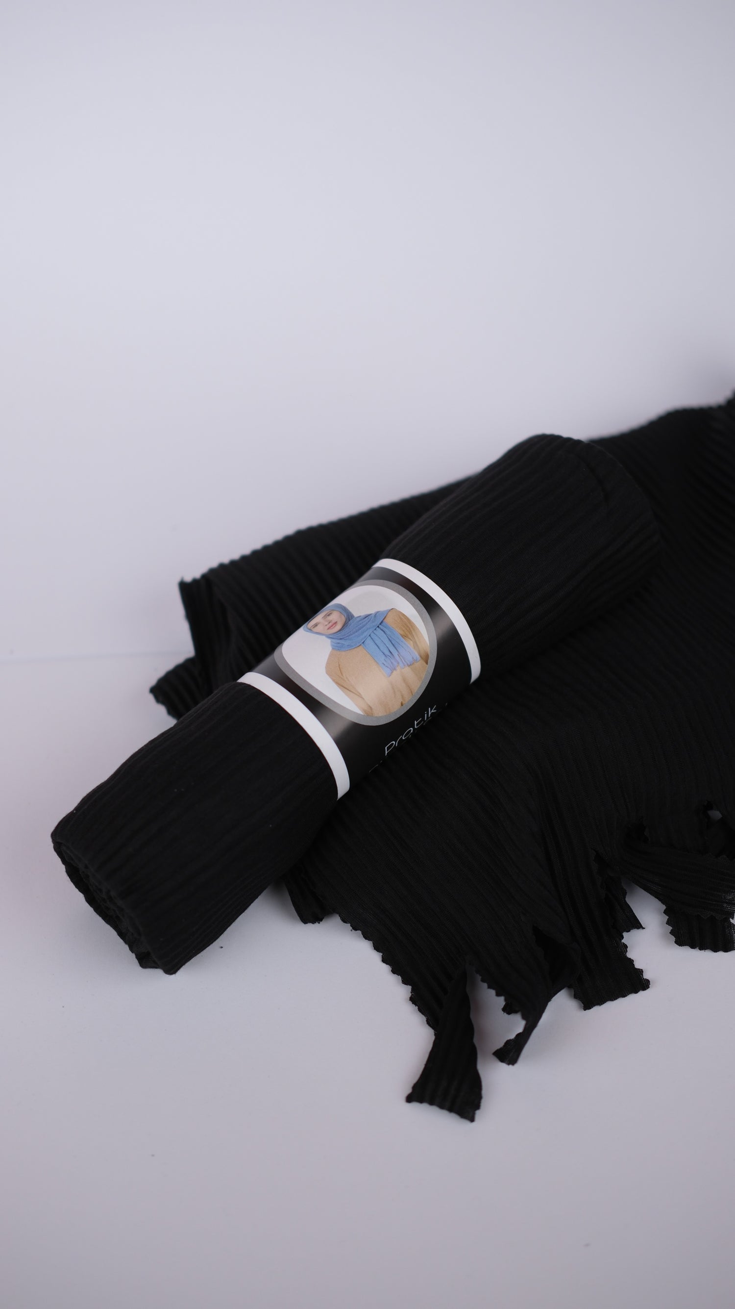 Schwarzer plissierter Jersey-Schal