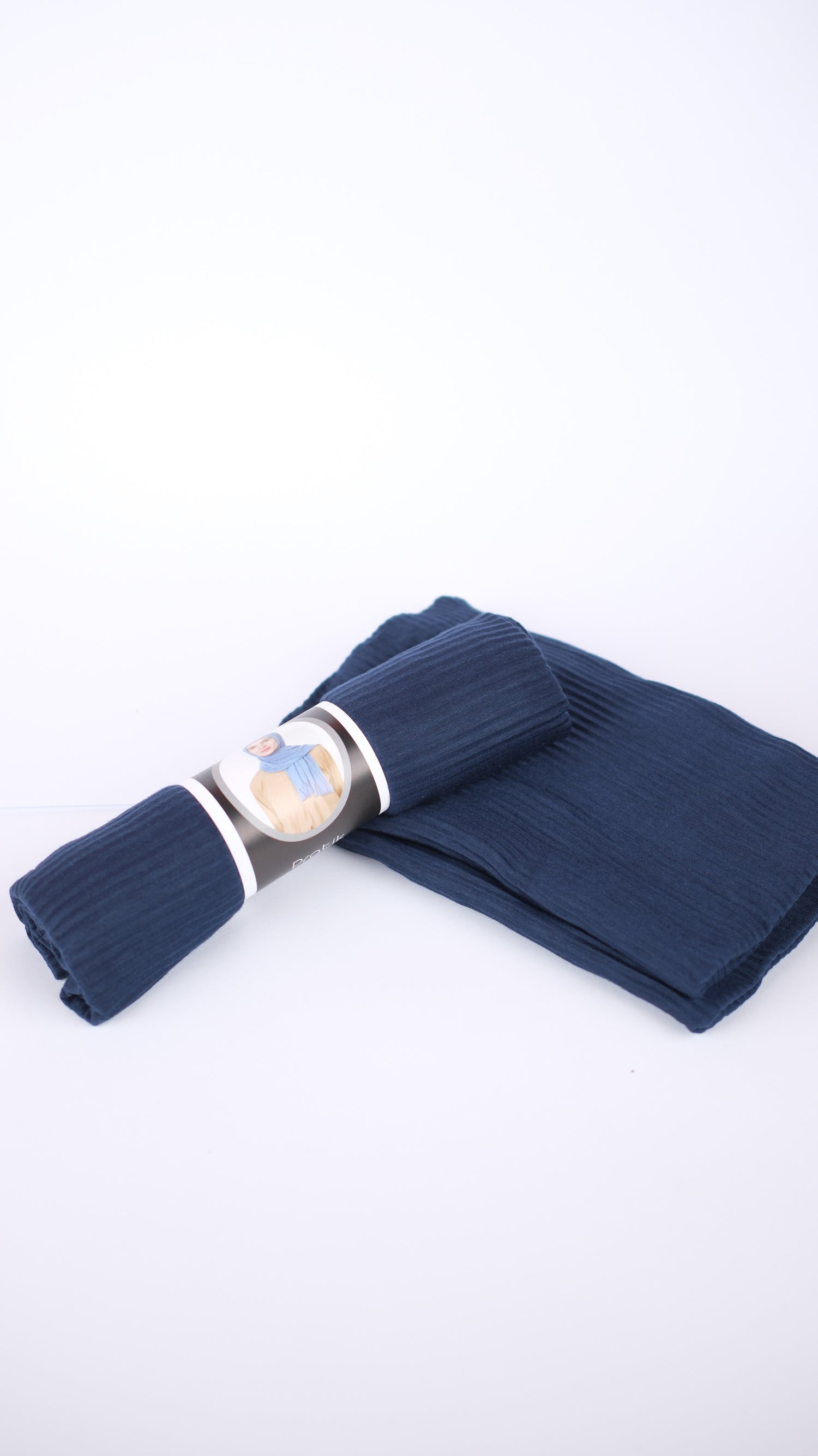 Dunkelblauer plissierter Jersey-Schal